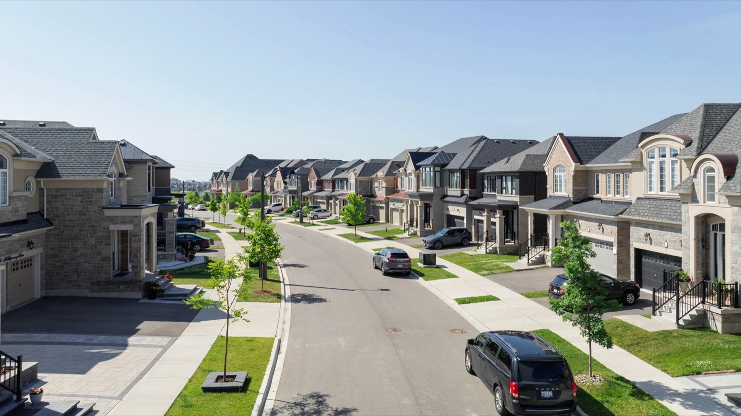 Ivy Rouge Oakville by Rosehaven Homes - Streetscape & Exterior Rendering at Sixth Line & Burnhamthorpe